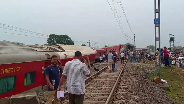 Jharkhand चक्रधरपुर पटरी से उतरने के बाद 16 ट्रेनों का मार्ग बदला गया