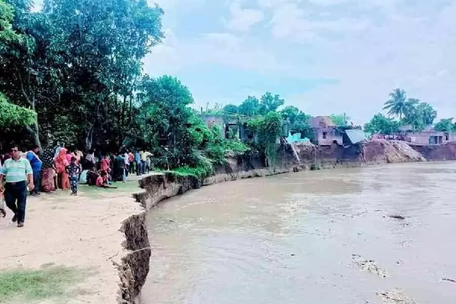 Murshidabad में गंगा के कटाव से 10 घर बह गए, 100 ग्रामीण बेघर