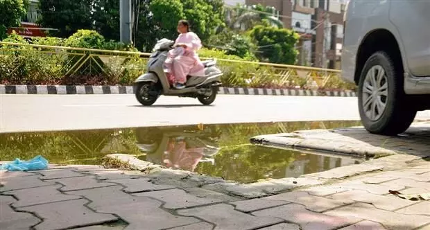 Amritsar की सड़कों पर नाली के पाइप जाम होने से जलभराव