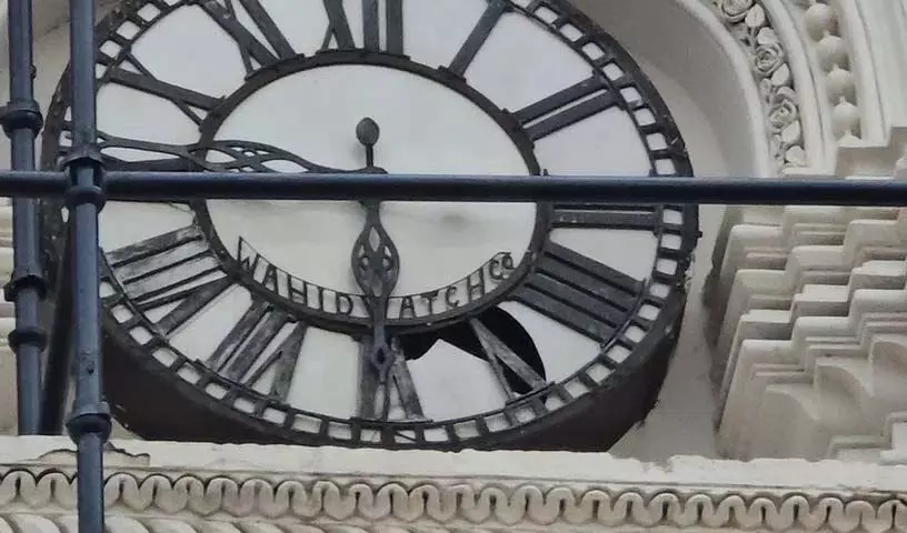 Hyderabad: चारमीनार पर लगी 130 साल पुरानी घड़ी क्षतिग्रस्त