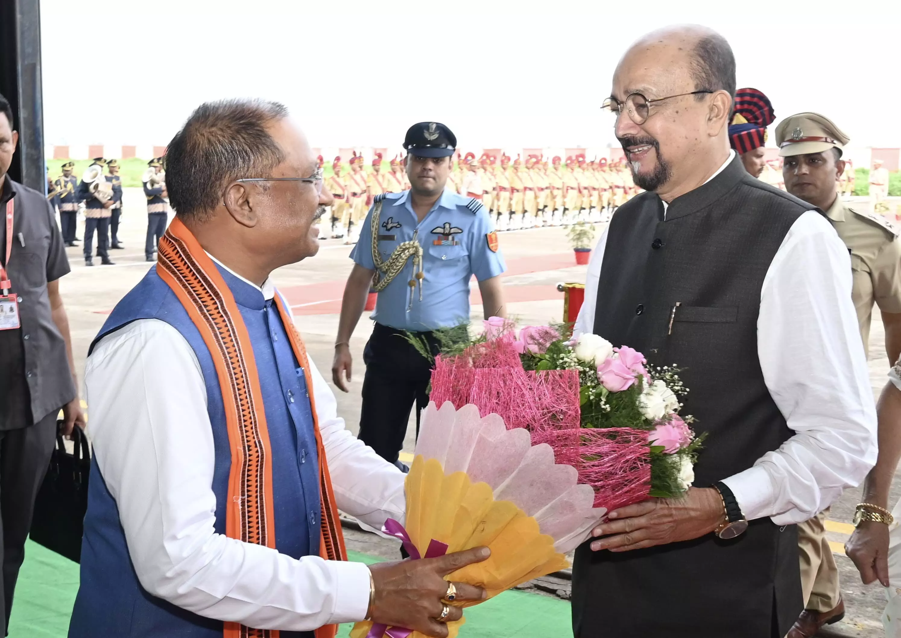 रायपुर पहुंचे नए राज्यपाल रमेन डेका, CM साय ने किया स्वागत
