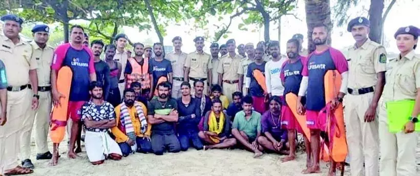 Colva समुद्र तट पर नाव पलटी, आंध्र प्रदेश के 13 मछुआरे बचाए गए