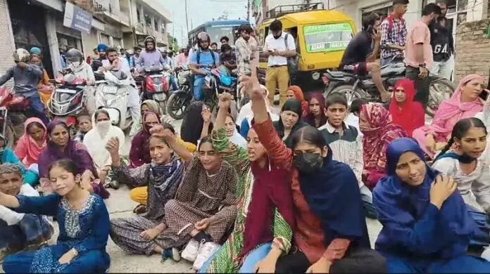 Jawahar नगर के निवासियों ने बुनियादी सुविधाओं के लिए किया प्रदर्शन