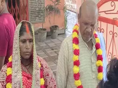 Mau: 70 वर्षीय बुजुर्ग ने 35 वर्षीय बहू से मंदिर में रचाई शादी