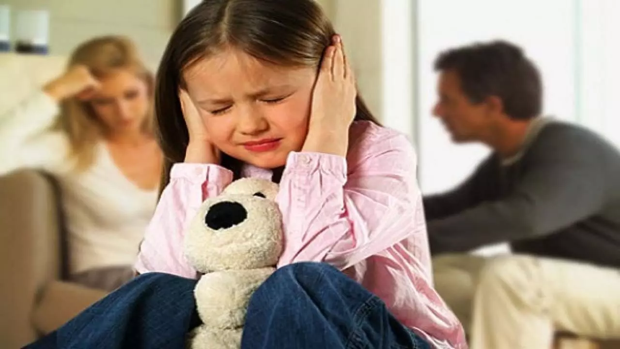 Parenting: जाने किन गलतियों के कारण माँ-बाप से दूर हो जाते हैं बच्चे
