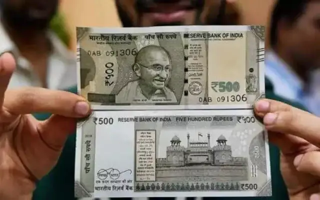 Bengaluru व्यवसायी के पास नकली नोटों बंडल जिनमें 500 रुपये के असली नोट