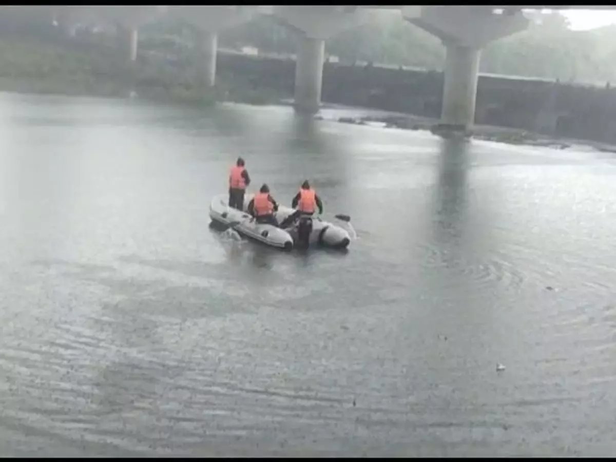 Om Bridge पर नहाने के दौरान नदी के तेज बहाव में बहे दो युवक, रेस्क्यू ऑपरेशन जारी
