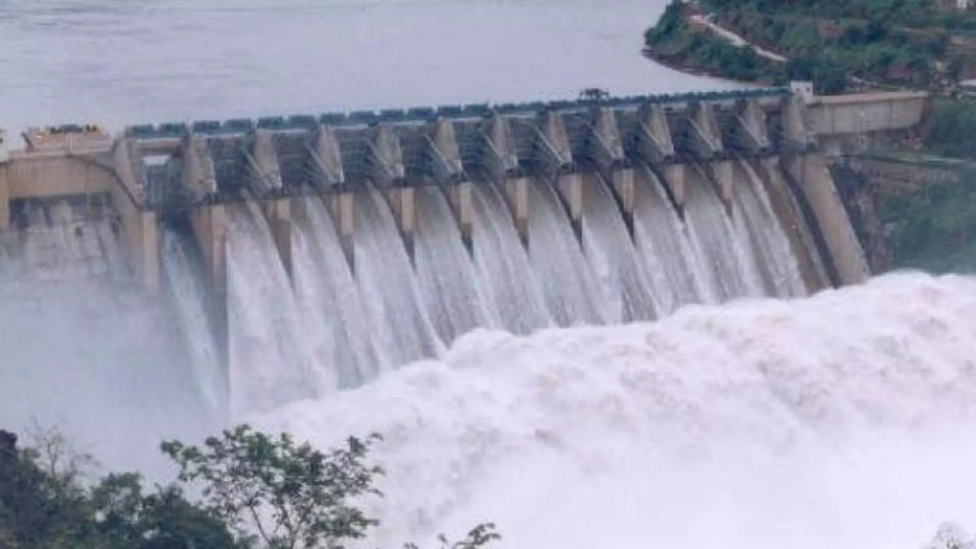 Andhra Pradesh: श्रीशैलम से 7 गेटों से पानी छोड़ा गया