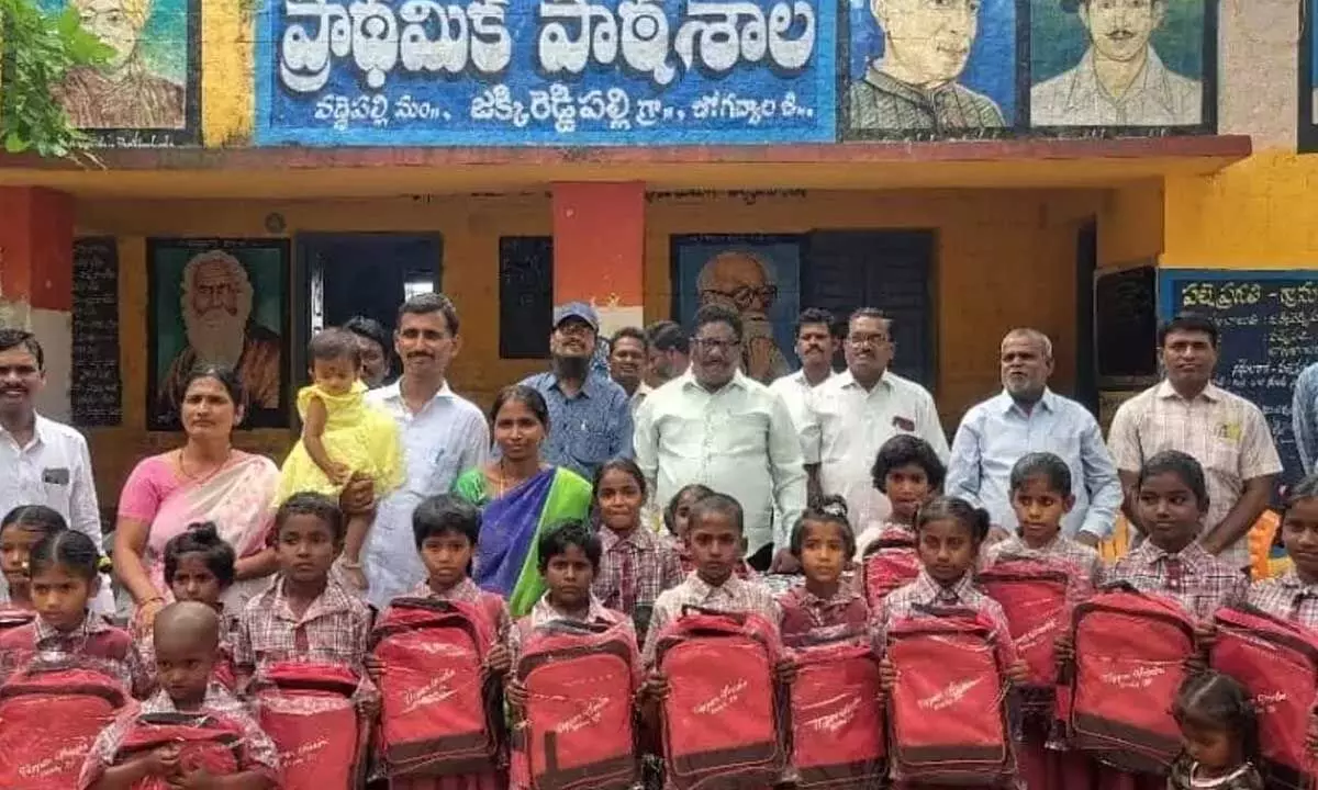 Teacher ने अपनी बेटी के जन्मदिन पर स्कूल बैग दान किया