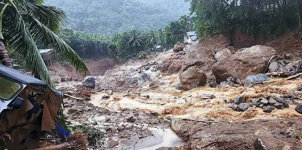 Wayanad landslide: शाम के समय अलग-थलग पड़े चूरलमाला से 80 लोगों को बचाया