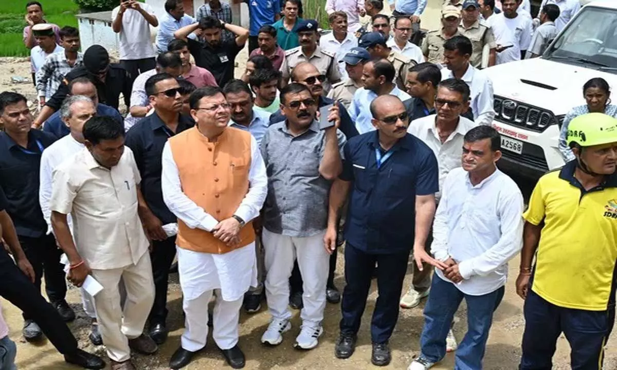 CM Dham ने टिहरी में अस्थायी राहत शिविर का दौरा कर व्यवस्थाओं का जायजा लिया