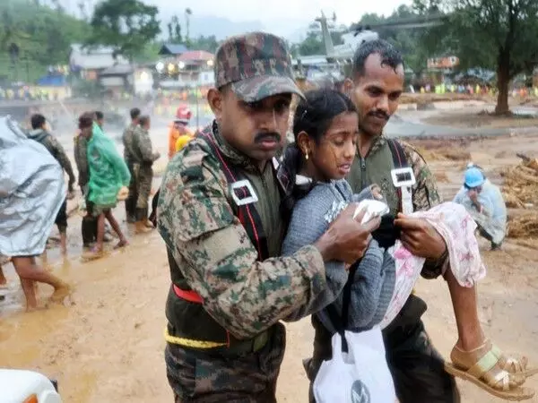 Wayanad landslide में बचाव अभियान में भारतीय रक्षा बल बड़े पैमाने पर आगे आए
