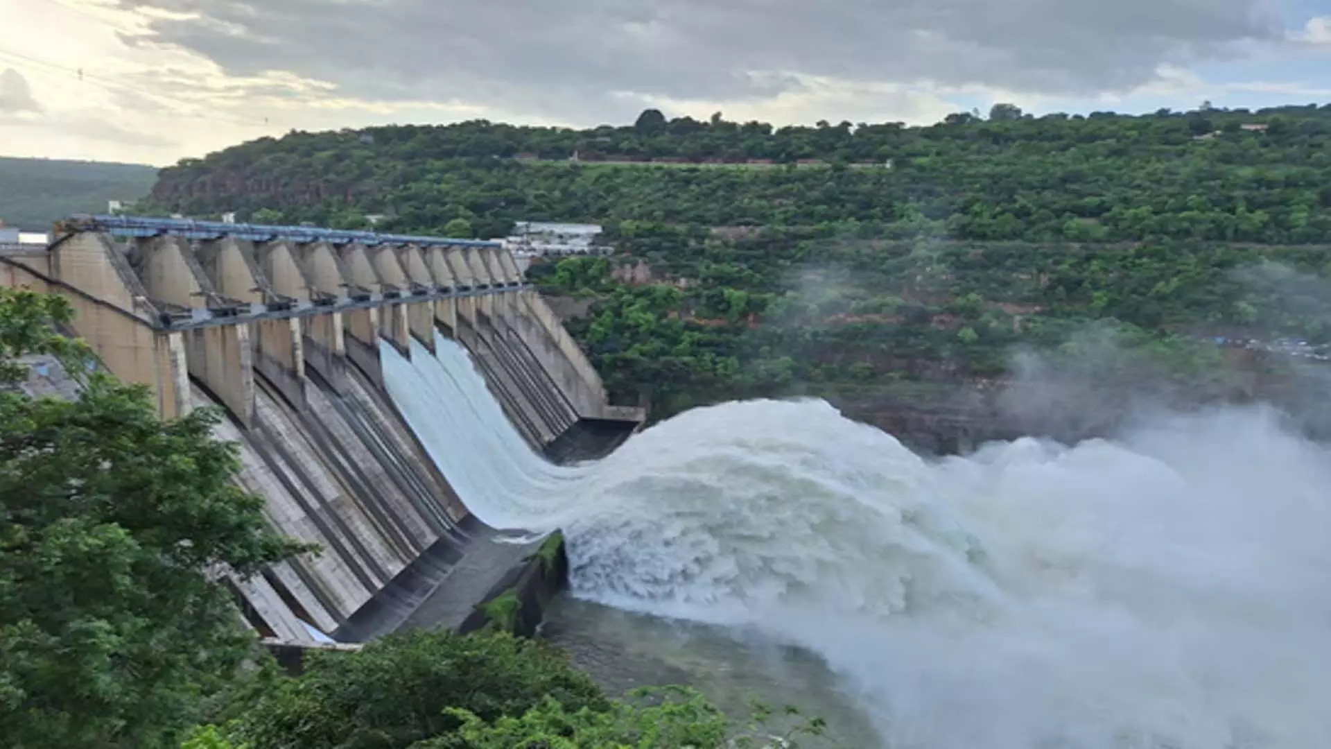 Andhra Pradesh के श्रीशैलम बांध से पानी छोड़ने के लिए तीन गेट खोले गए