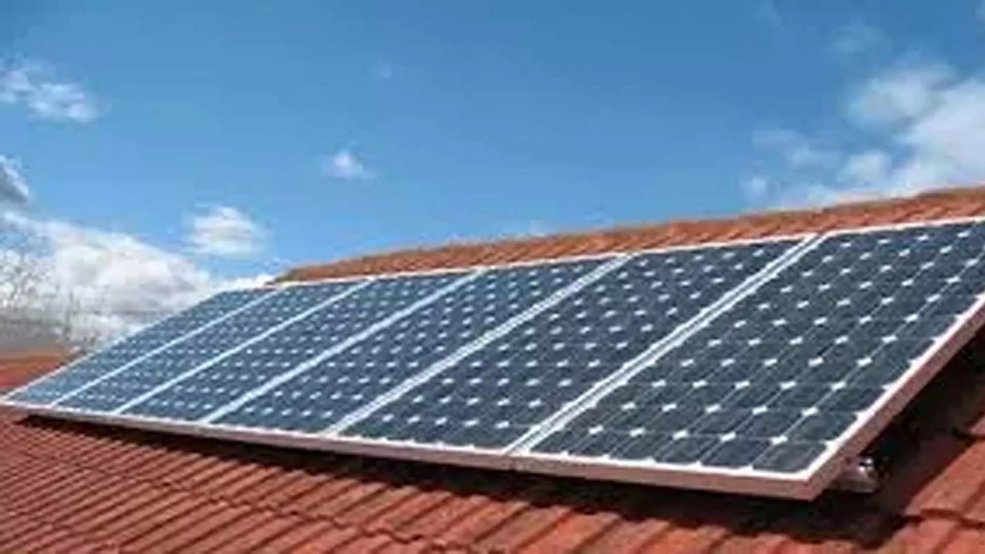 जम्मू-कश्मीर में सरकारी इमारतों पर सौर छतों की संतृप्ति की प्रगति की समीक्षा की