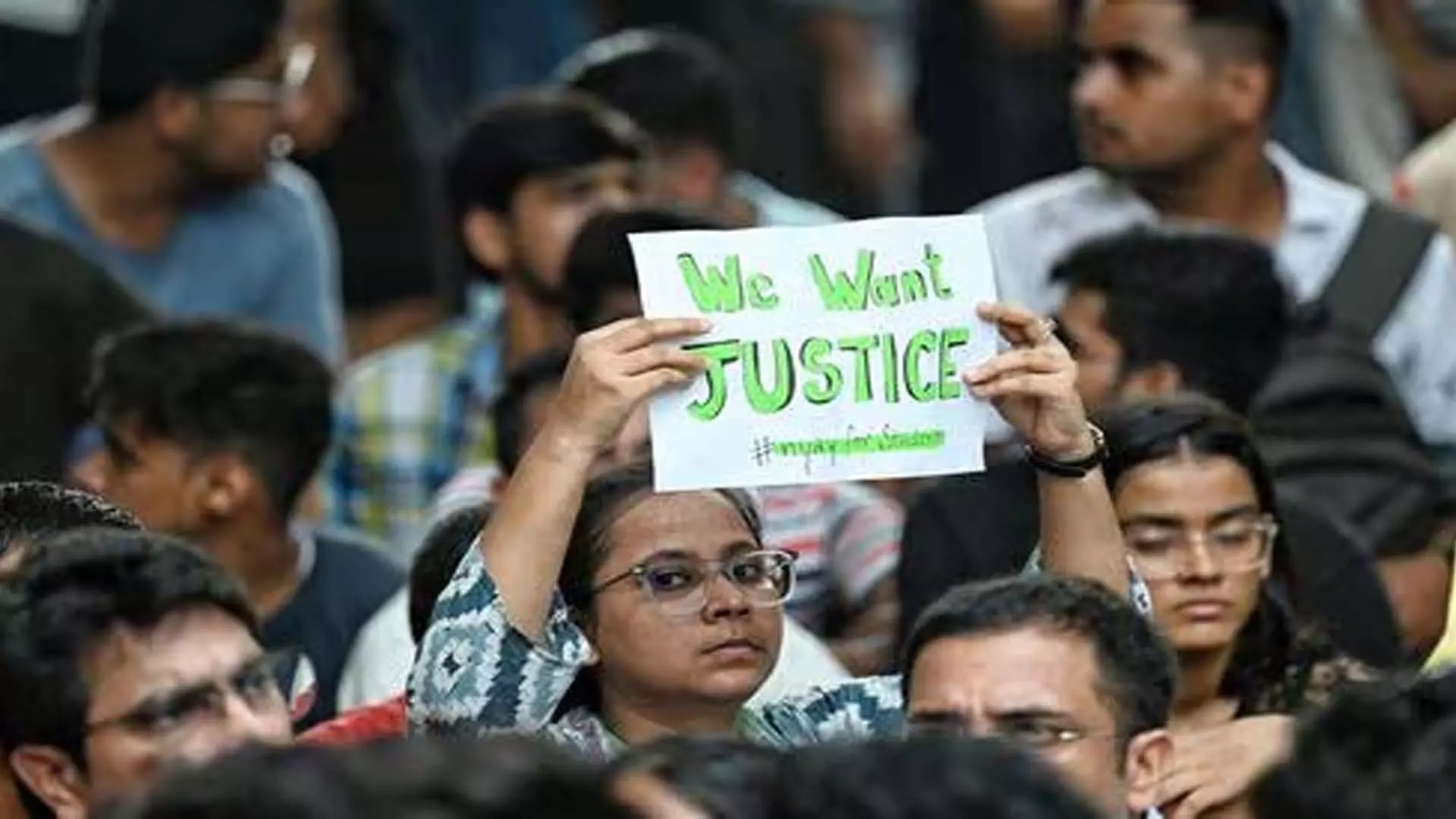 Dehli: आतिशी ने राजेंद्र नगर मौतों की जांच में नौकरशाहों पर ढिलाई का आरोप लगाया