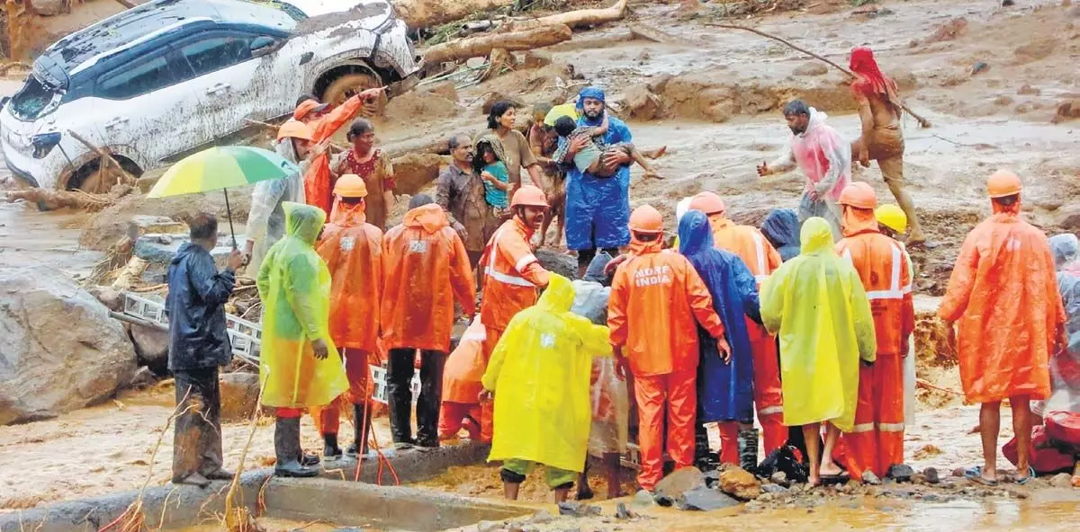 Wayanad landslide : बचे हुए लोगों ने कहा, एक छोटी सी नदी बड़ी नदी में तब्दील होकर घर के दरवाजे तक पहुंच गई