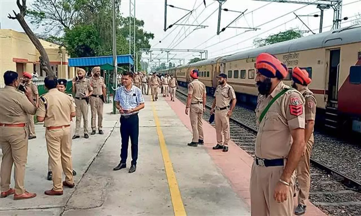 Punjab: बम की झूठी धमकी के कारण छह घंटे तक ट्रेन रुकी रही