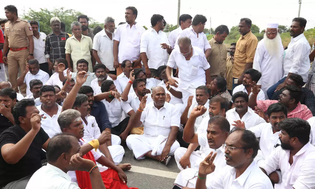 Tamil Nadu: एआईएडीएमके ने टोल प्लाजा के खिलाफ विरोध प्रदर्शन का नेतृत्व किया