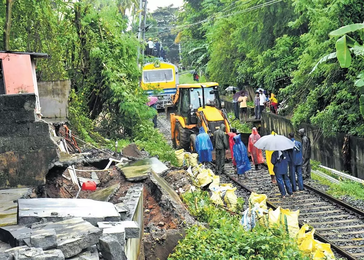 Kerala : केरल में ट्रेनों के बीच में ही रुकने और रद्द होने से यात्री फंसे