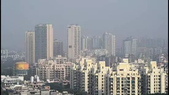 Noida: नोएडा में प्लम्बर की आठवीं मंजिल से गिरकर मौत
