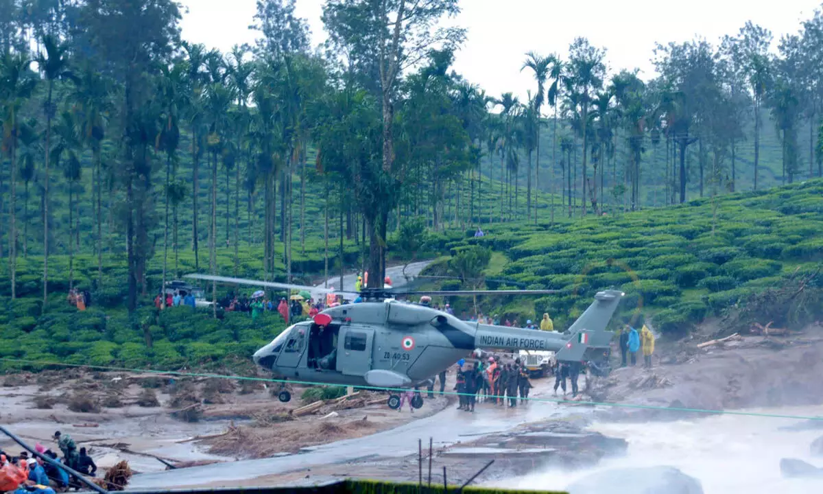 Kerala: भूस्खलन के बाद बचाव कार्य फिर से शुरू होने पर भयावह दृश्य सामने आए