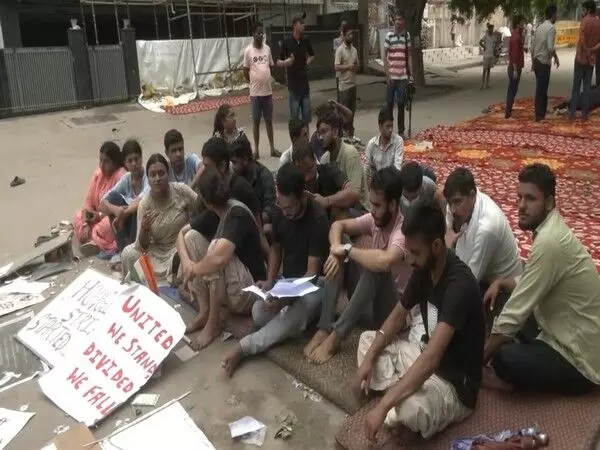 Delhi : कोचिंग संस्थानों के खिलाफ छात्रों का विरोध प्रदर्शन जारी