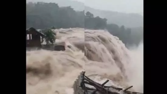Kerala: केरल का अथिरापल्ली झरना मूसलाधार बारिश और भूस्खलन  जानलेवा बन गया