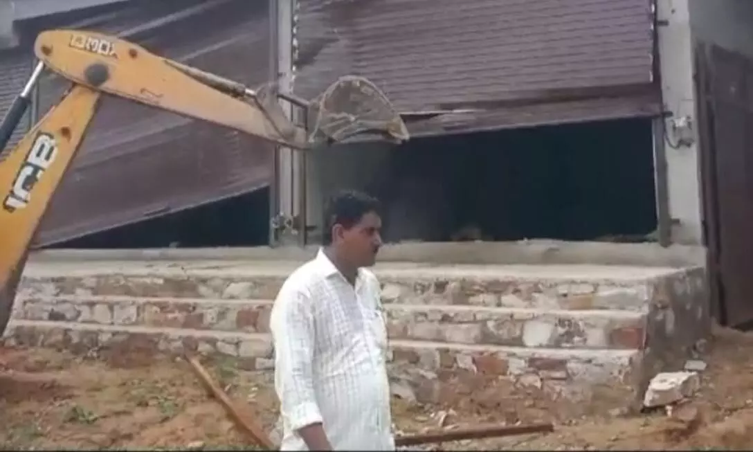 Sawai Madhopur: एसडीएम के निर्देश पर मंदिर की जमीन से अवैध अतिक्रमण हटाया गया