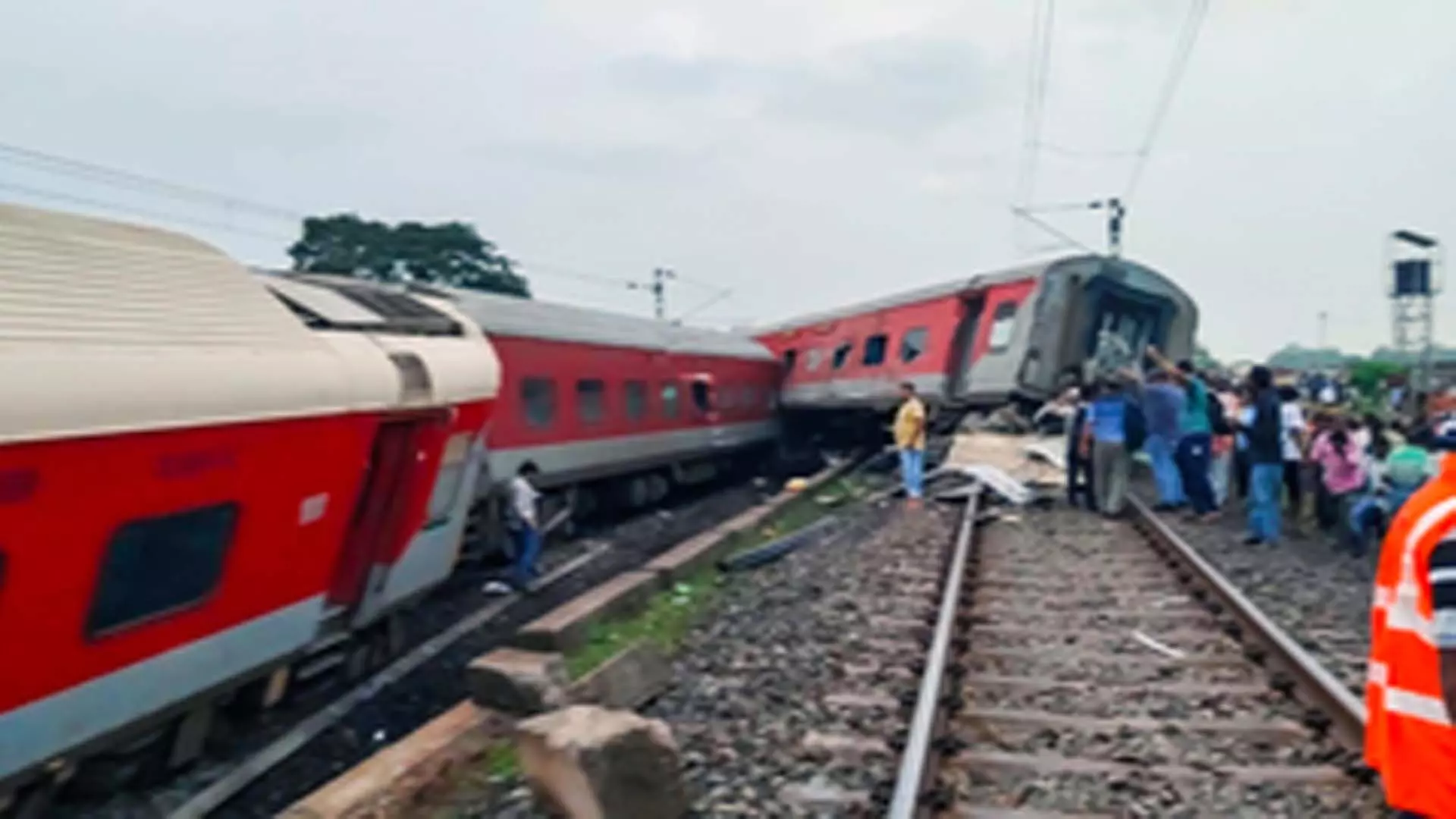 Jharkhand में मुंबई हावड़ा ट्रेन के पटरी से उतरने से ओडिशा के दो लोगों की मौत