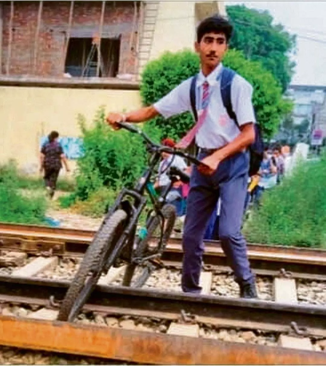 Haryana : नरवाना रेलवे जंक्शन पर जान जोखिम में डालकर यात्रा कर रहे यात्री