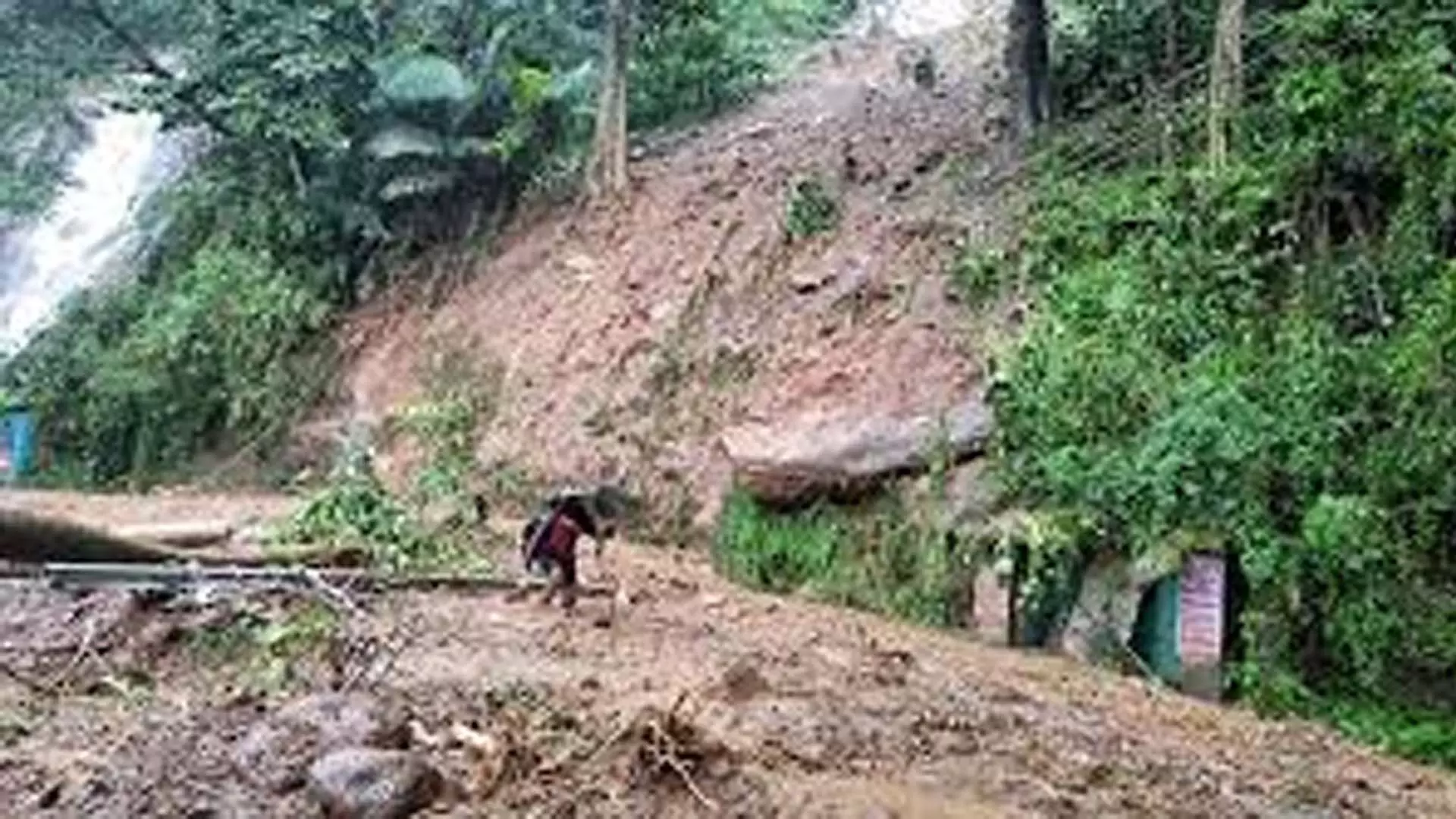 Kerala landslide: लापता लोगों की तलाश में जुटे अधिकारी