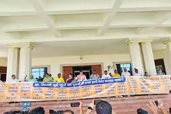 Jharkhand: चौथे दिन बड़ा बैनर लेकर सदन पहुंची बीजेपी, हेमंत सरकार को घेरा