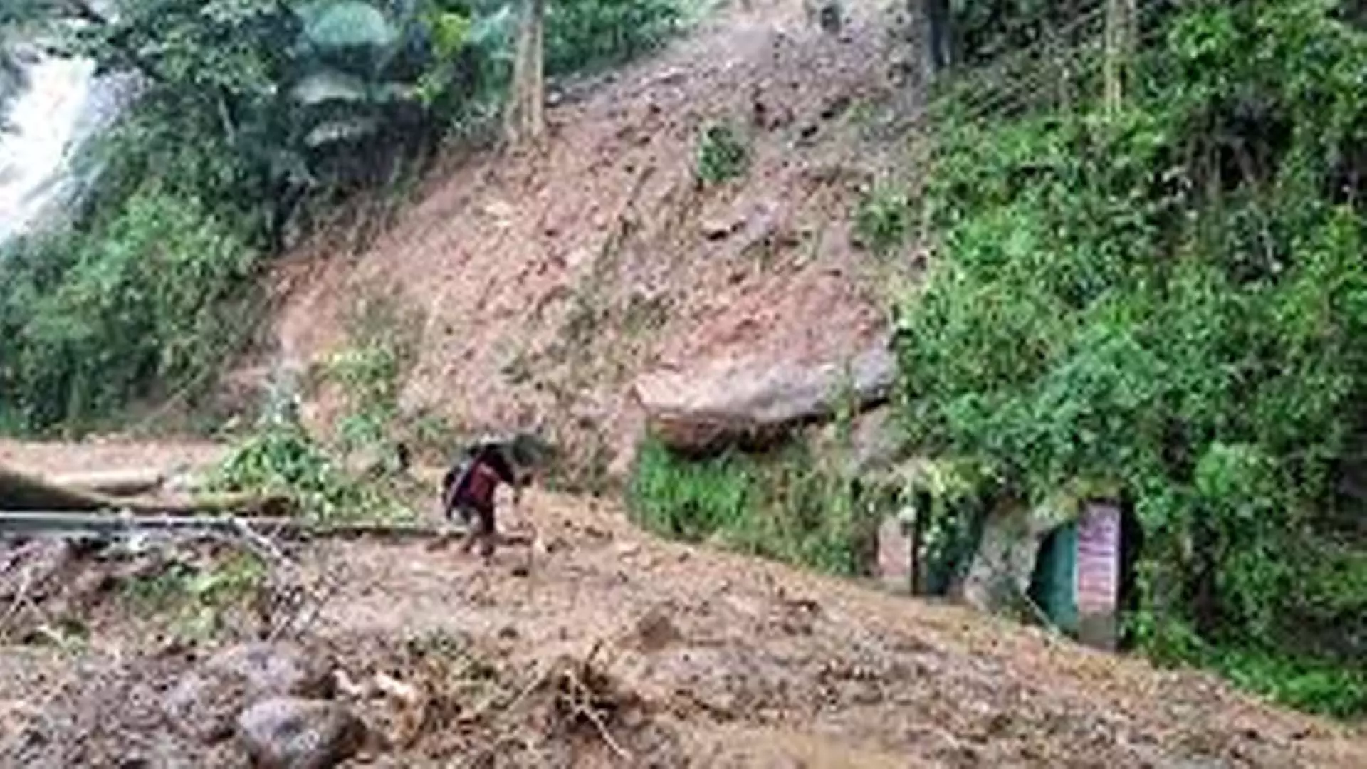 Kerala landslide: लापता लोगों की तलाश में जुटे अधिकारी