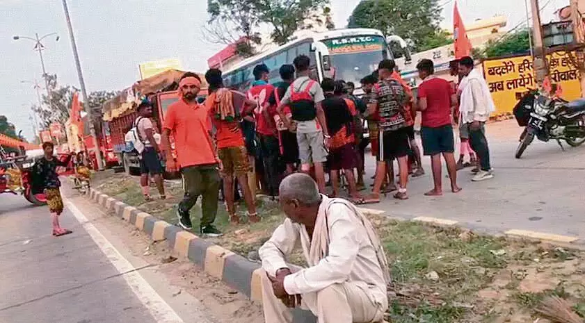 Haryana :  बस की टक्कर से सड़क पर गिरी कांवड़, श्रद्धालुओं ने सड़क जाम की