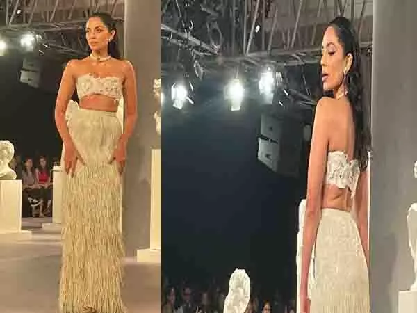 India Couture Week: ऑफ-शोल्डर ब्रालेट में बेहद खूबसूरत लग रही शोभिता धुलिपाला