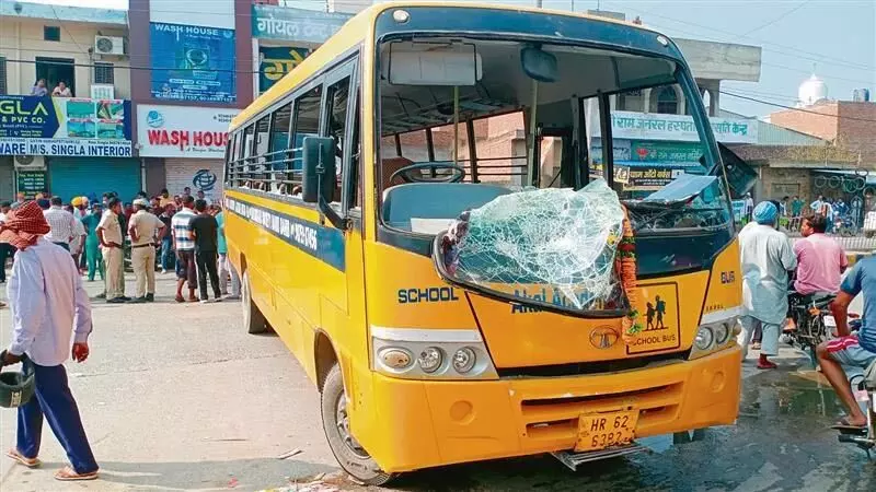 Haryana : मामूली दुर्घटना से गुस्साए कांवड़ियों ने रतिया में स्कूल बस पर पथराव किया
