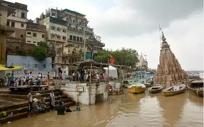 Varanasi  84 घाटों का संपर्क टूट गया 20 फीट से ज्यादा गंगा का पानी मंदिरों तक