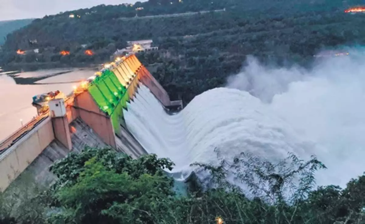 अधिकारियों ने Andhra Pradesh में श्रीशैलम बांध के दस गेट खोले