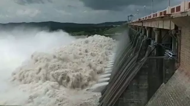 Odisha : जलाशय में पानी के प्रवाह में कमी के बाद हीराकुंड बांध के दो गेट बंद