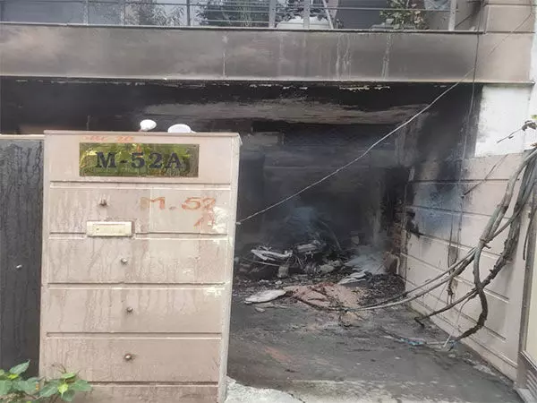 Delhi: कीर्ति नगर में एक घर में आग लग गई, 10 लोगों को बचाया गया