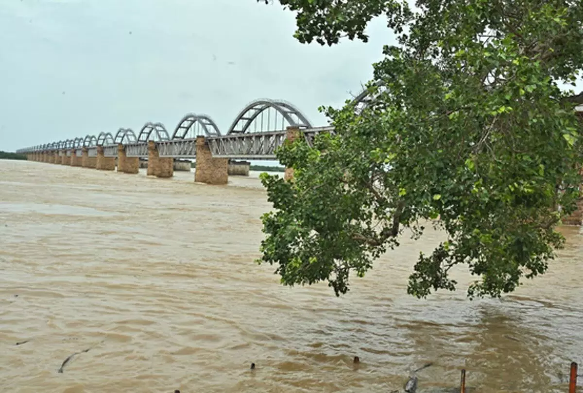 Andhra Pradesh : डोवलेश्वरम बैराज पर दूसरी बाढ़ चेतावनी वापस ली गई