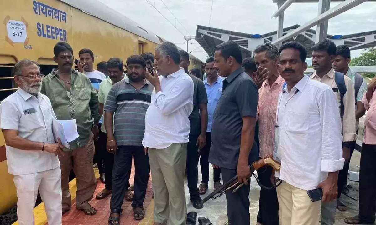 Andhra Pradesh: चेवीरेड्डी, अनुयायी शिरडी की तीर्थ यात्रा पर