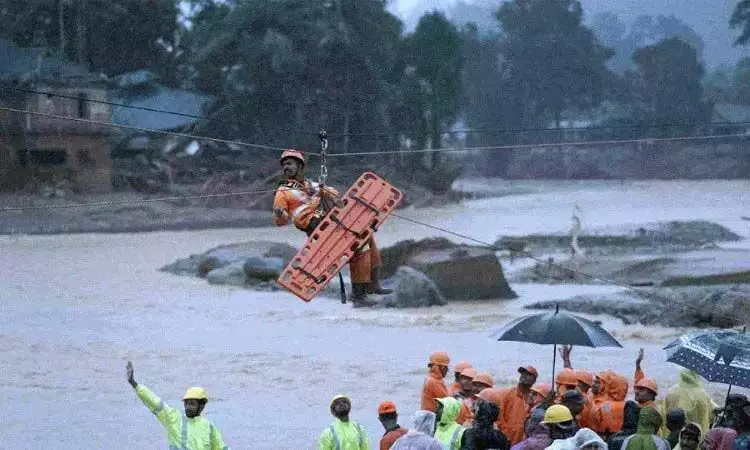 Landslide: लापता लोगों की तलाश में जुटे अधिकारी