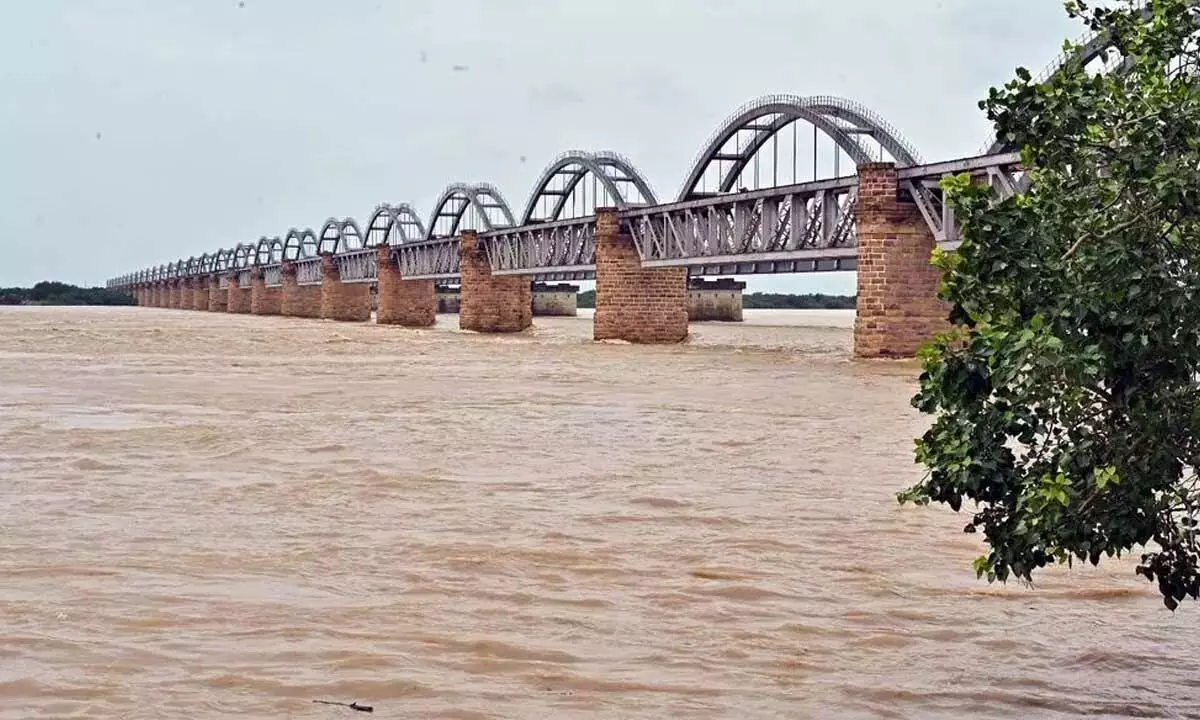 Andhra Pradesh: गोदावरी में बाढ़ का स्तर घटा