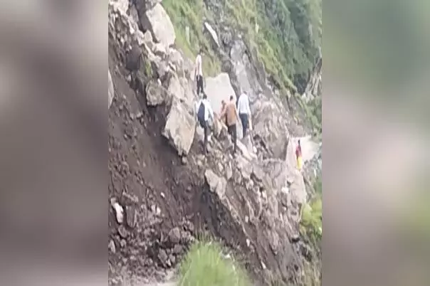 रास्ते में चट्टान, जान जोखिम में डालकर रास्ता पार कर रहे हैं 5 गांव के लोग