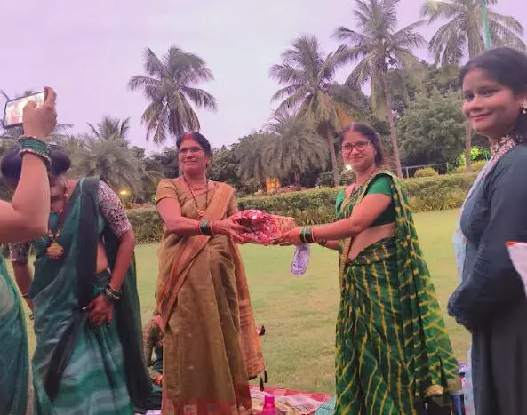 रायपुर में महिलाओं ने किया सावन का सेलिब्रेशन