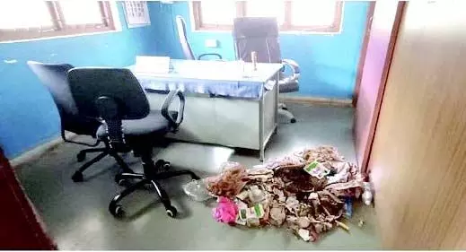 Ramadammol में कचरा विद्रोह: पंच ने सरपंच के कार्यालय में कचरे का ढेर छोड़ दिया