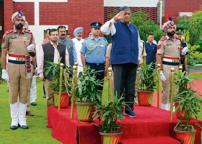 Chandigarh: मनोनीत राज्यपाल गुलाब चंद कटारिया को गार्ड ऑफ ऑनर दिया