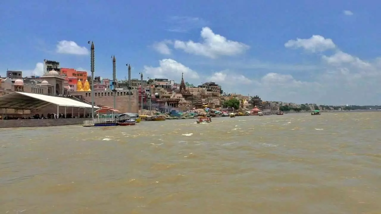 Varanasi: भारी बारिश के चलते गंगा का जलस्तर बढ़ा