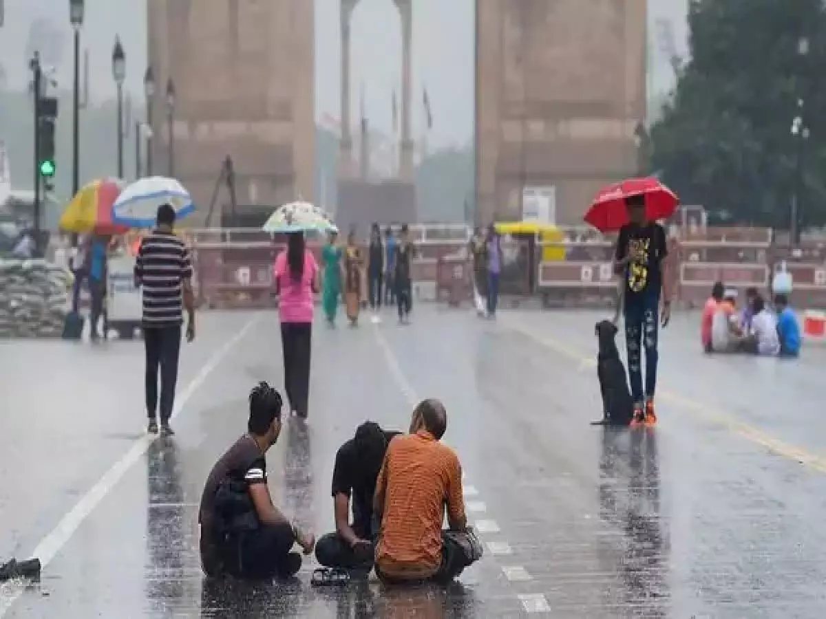 Delhi में धूल भरी आंधी के बाद जोरदार बारिश से लोगो को राहत